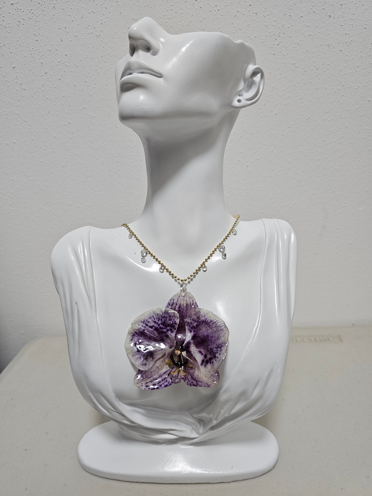 Collar de Orquídea Púrpura artesanal con flor natural preservada; material: acero inoxidable, vista 4