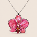 Collar de Orquídea Rosa Tornasol artesanal con flor natural preservada — ISAMOR