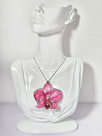 Collar de Orquídea Rosa Tornasol artesanal con flor natural preservada; material: acero inoxidable, vista 2
