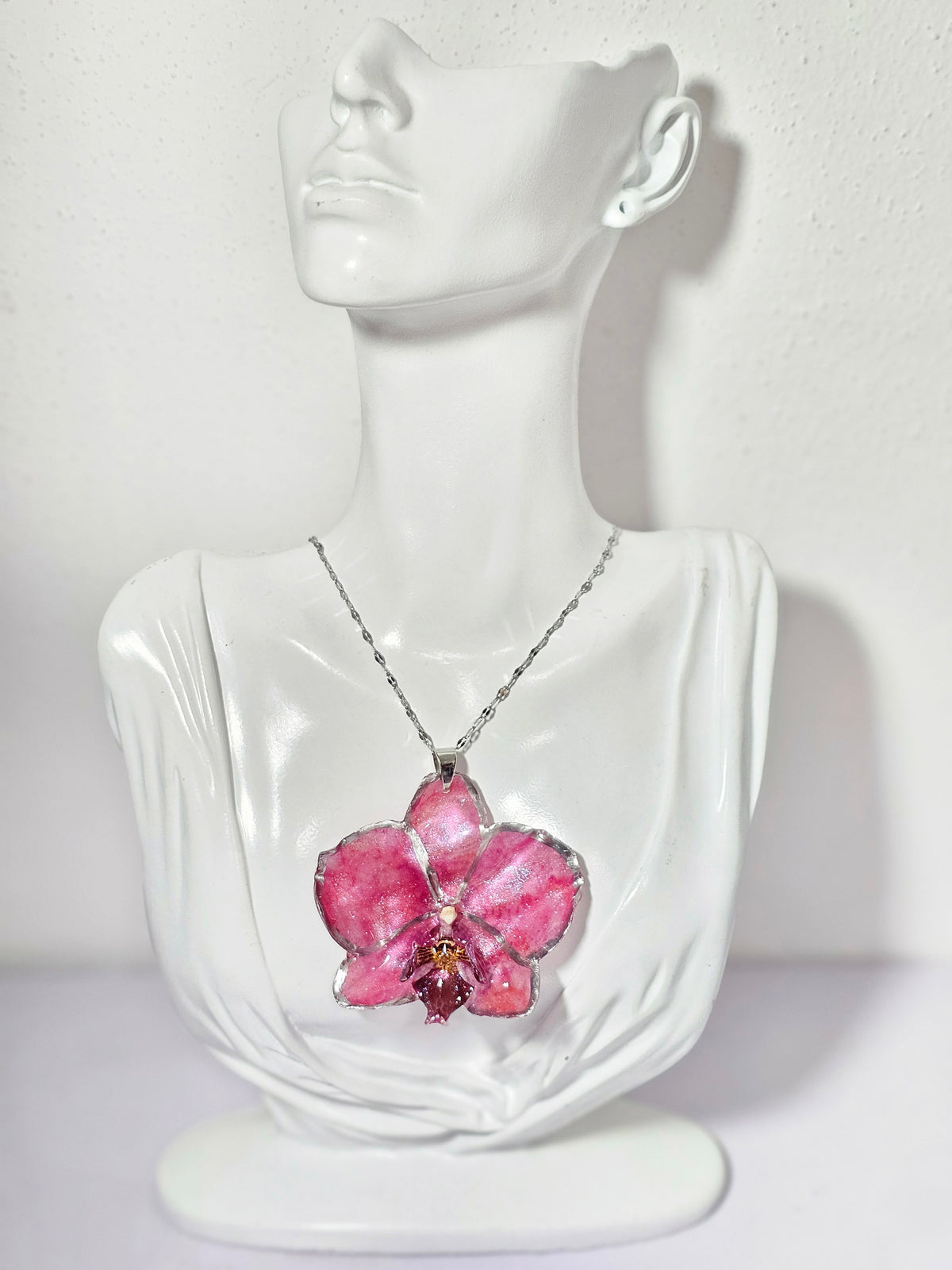 Collar de Orquídea Rosa Tornasol artesanal con flor natural preservada; material: acero inoxidable, vista 2