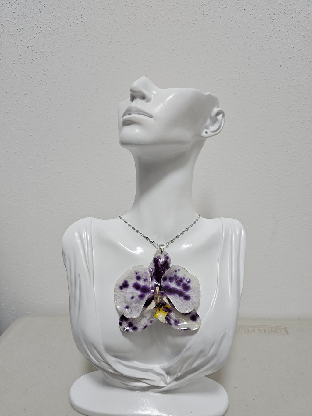 Collar de Orquídea Vaquita artesanal con flor natural preservada; material: acero inoxidable, vista 2