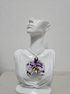 Collar de Orquídea Vaquita artesanal con flor natural preservada; material: acero inoxidable, vista 2