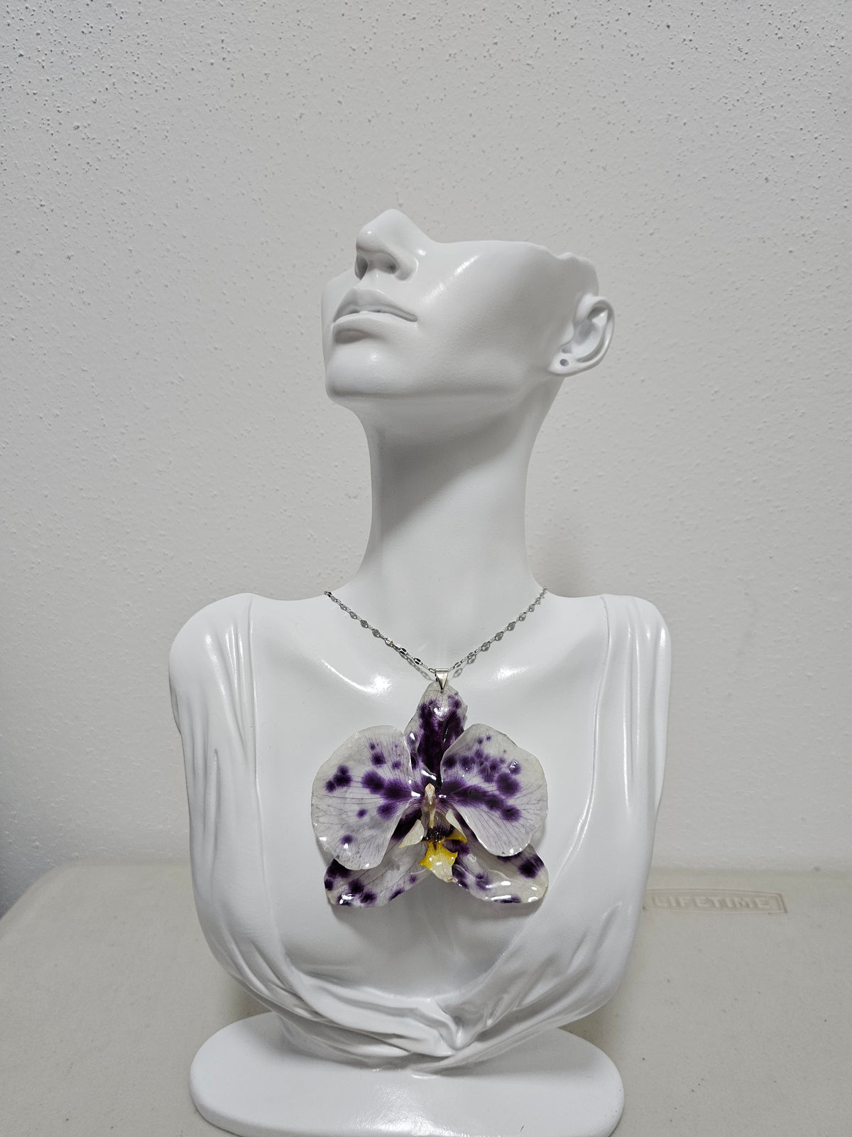 Collar de Orquídea Vaquita artesanal con flor natural preservada; material: acero inoxidable, vista 2