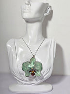 Collar de Orquídea Verde Tornasol artesanal con flor natural preservada; material: acero inoxidable, vista 2