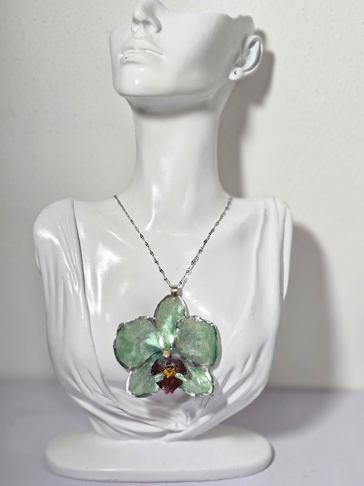 Collar de Orquídea Verde Tornasol artesanal con flor natural preservada; material: acero inoxidable, vista 2