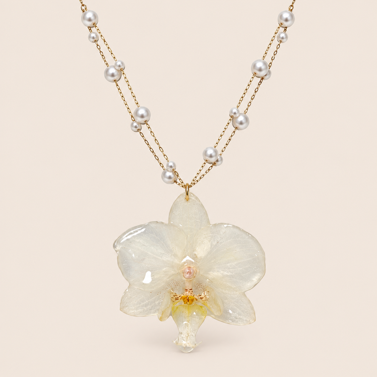 Collar de Perlas con Mini Orquídea Blanca artesanal con flor natural preservada — ISAMOR