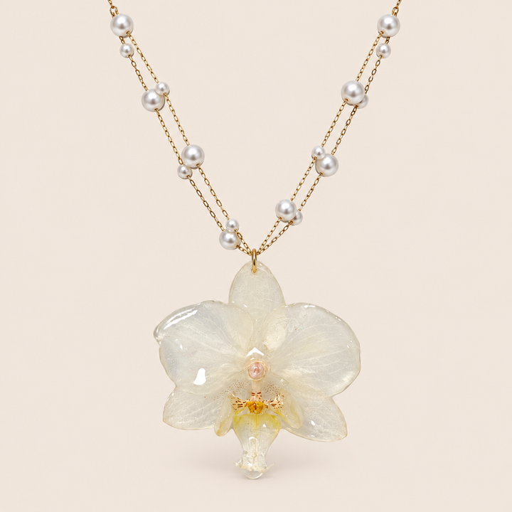 Collar de Perlas con Mini Orquídea Blanca