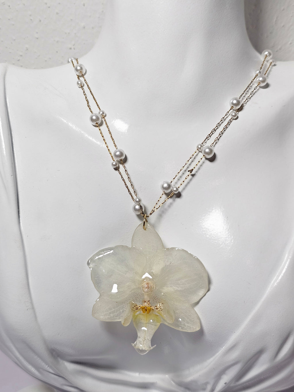 Collar de Perlas con Mini Orquídea Blanca artesanal con flor natural preservada; material: acero inoxidable