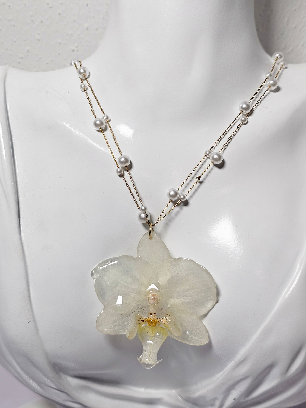 Collar de Perlas con Mini Orquídea Blanca artesanal con flor natural preservada; material: acero inoxidable