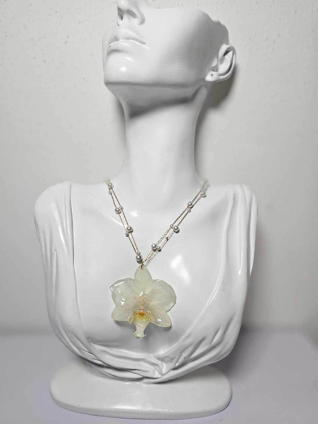Collar de Perlas con Mini Orquídea Blanca artesanal con flor natural preservada; material: acero inoxidable, vista 2