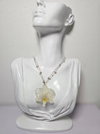 Collar de Perlas con Mini Orquídea Blanca artesanal con flor natural preservada; material: acero inoxidable, vista 2