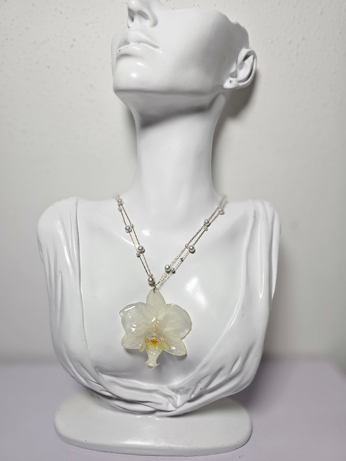 Collar de Perlas con Mini Orquídea Blanca artesanal con flor natural preservada; material: acero inoxidable, vista 2