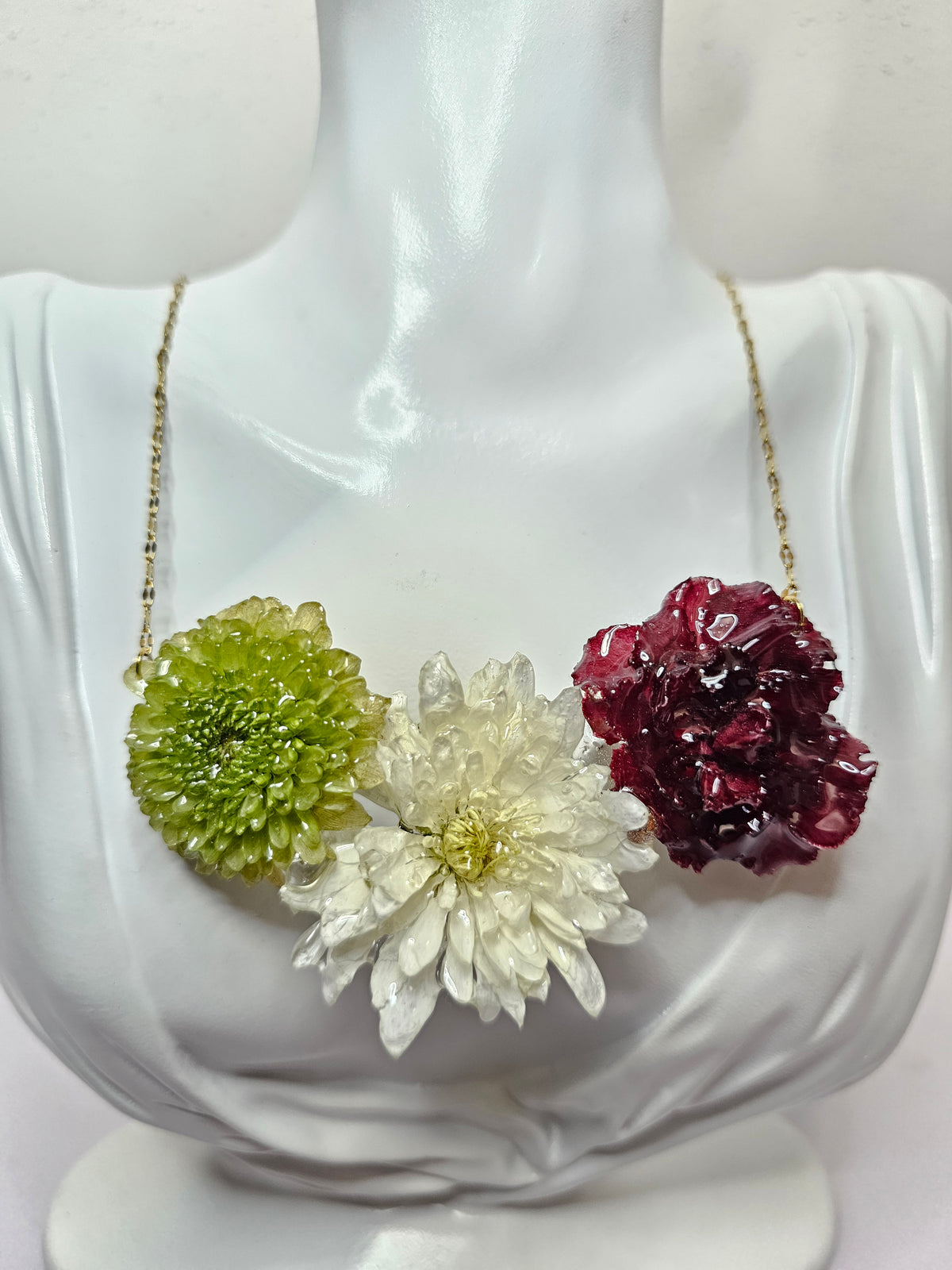 Collar ¡VIVA MÉXICO! artesanal con flor natural preservada; material: acero inoxidable y resina