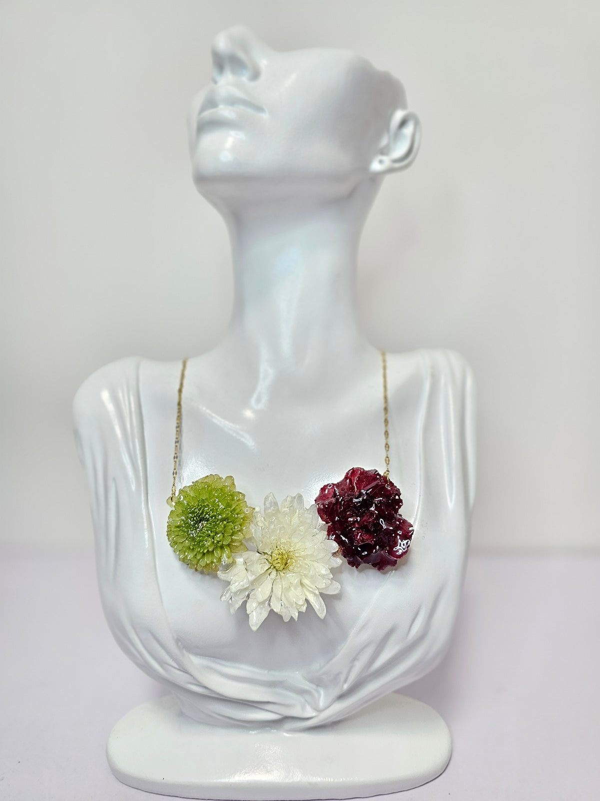 Collar ¡VIVA MÉXICO! artesanal con flor natural preservada; material: acero inoxidable y resina, vista 2