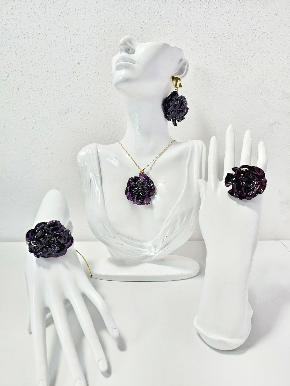 Conjunto de Clavel Morado artesanal con flor natural preservada; material: acero inoxidable