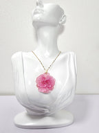 Collar de Clavel Rosa artesanal con flor natural preservada; material: acero inoxidable — ISAMOR
