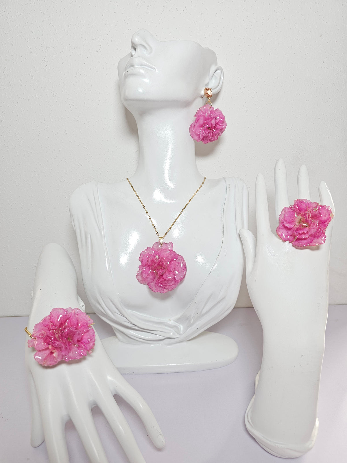Conjunto de Clavel Rosa artesanal con flor natural preservada; material: acero inoxidable