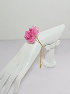 Pulsera de Clavel Rosa artesanal con flor natural preservada; material: acero inoxidable — ISAMOR
