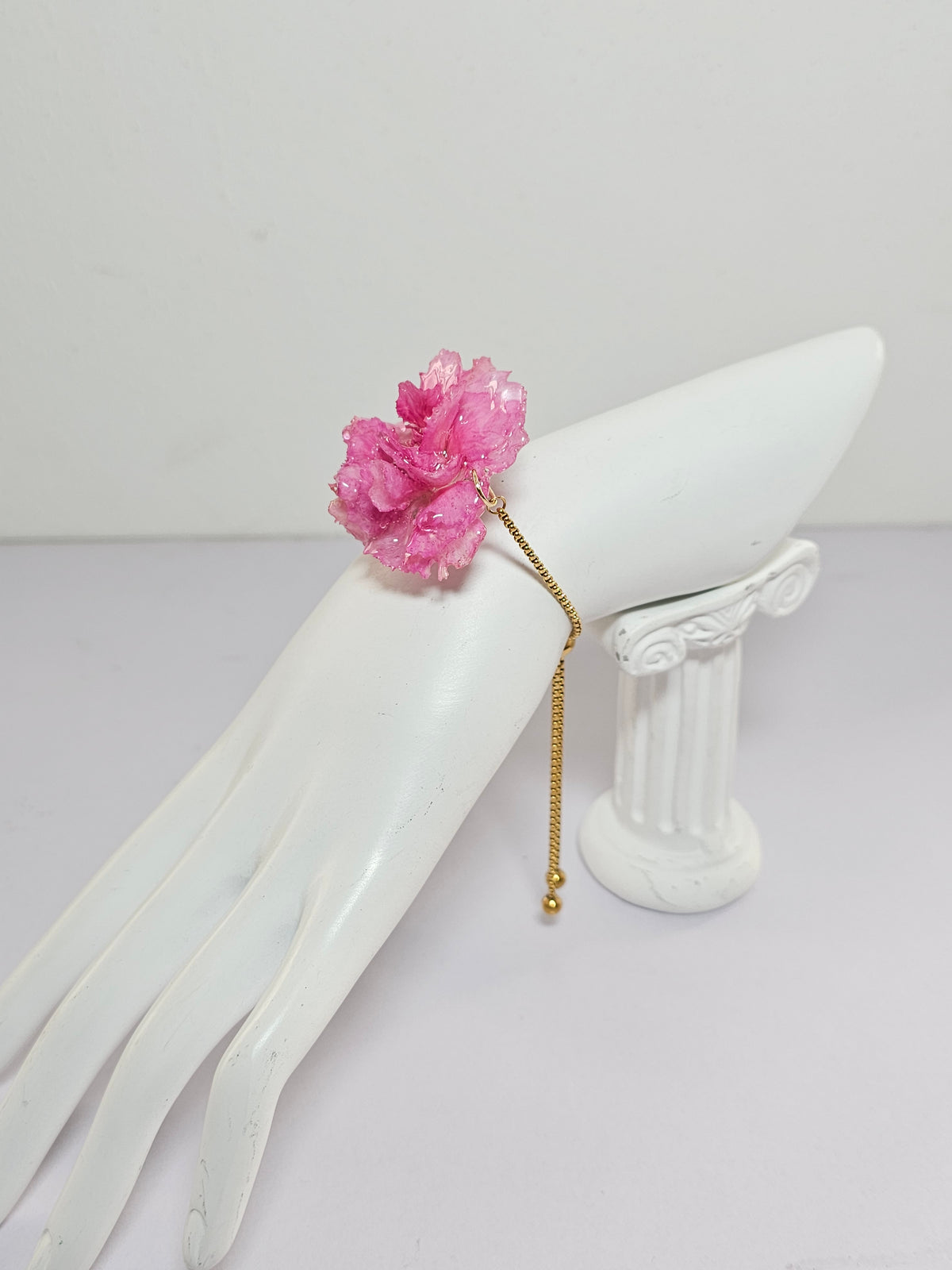 Pulsera de Clavel Rosa artesanal con flor natural preservada; material: acero inoxidable — ISAMOR
