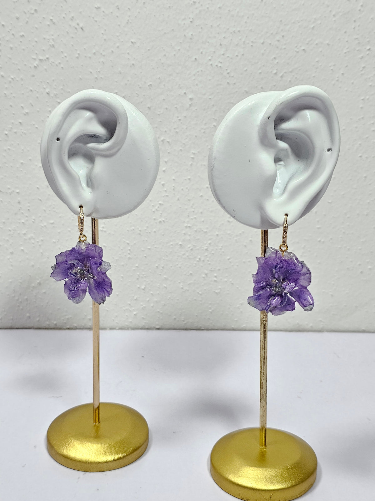 Aretes de Espuela de Caballero Morada artesanal con flor natural preservada; material: acero inoxidable y resina — ISAMOR