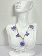 Collar de Espuela de Caballero Morada artesanal con flor natural preservada; material: acero inoxidable y resina — ISAMOR