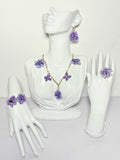 Conjunto de Espuela de Caballero Morada artesanal con flor natural preservada; material: acero inoxidable