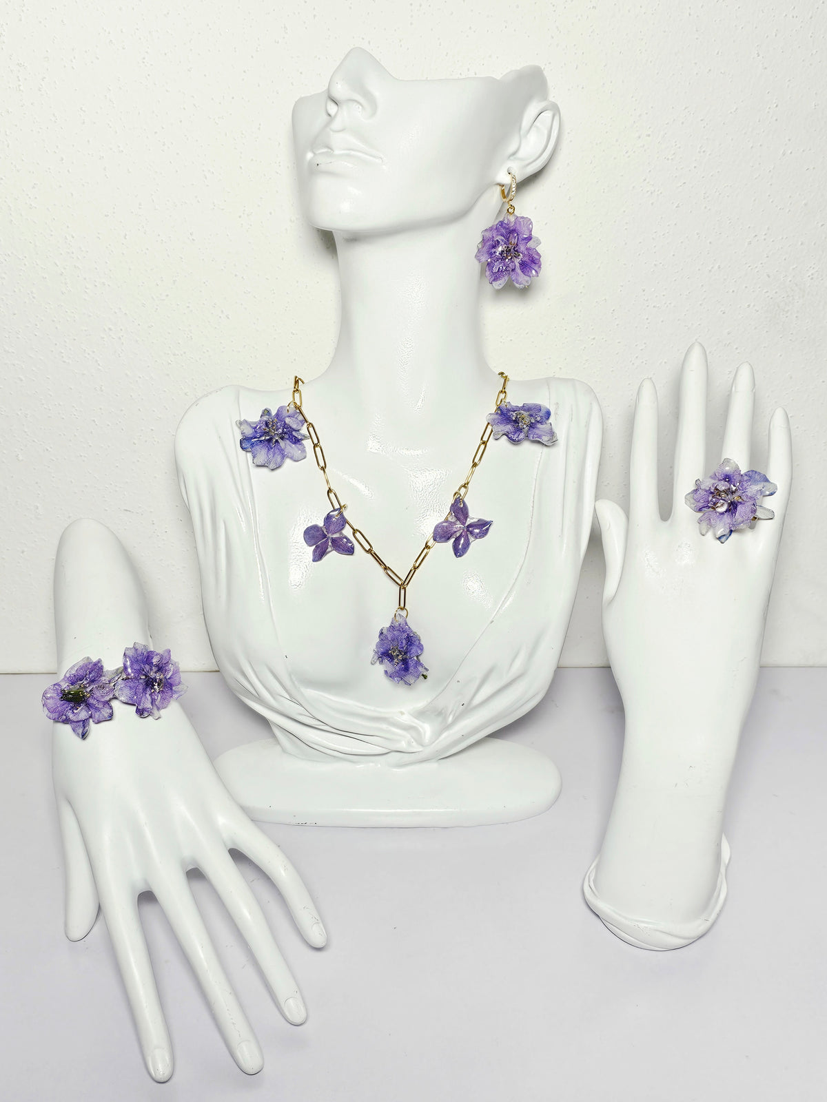 Conjunto de Espuela de Caballero Morada artesanal con flor natural preservada; material: acero inoxidable