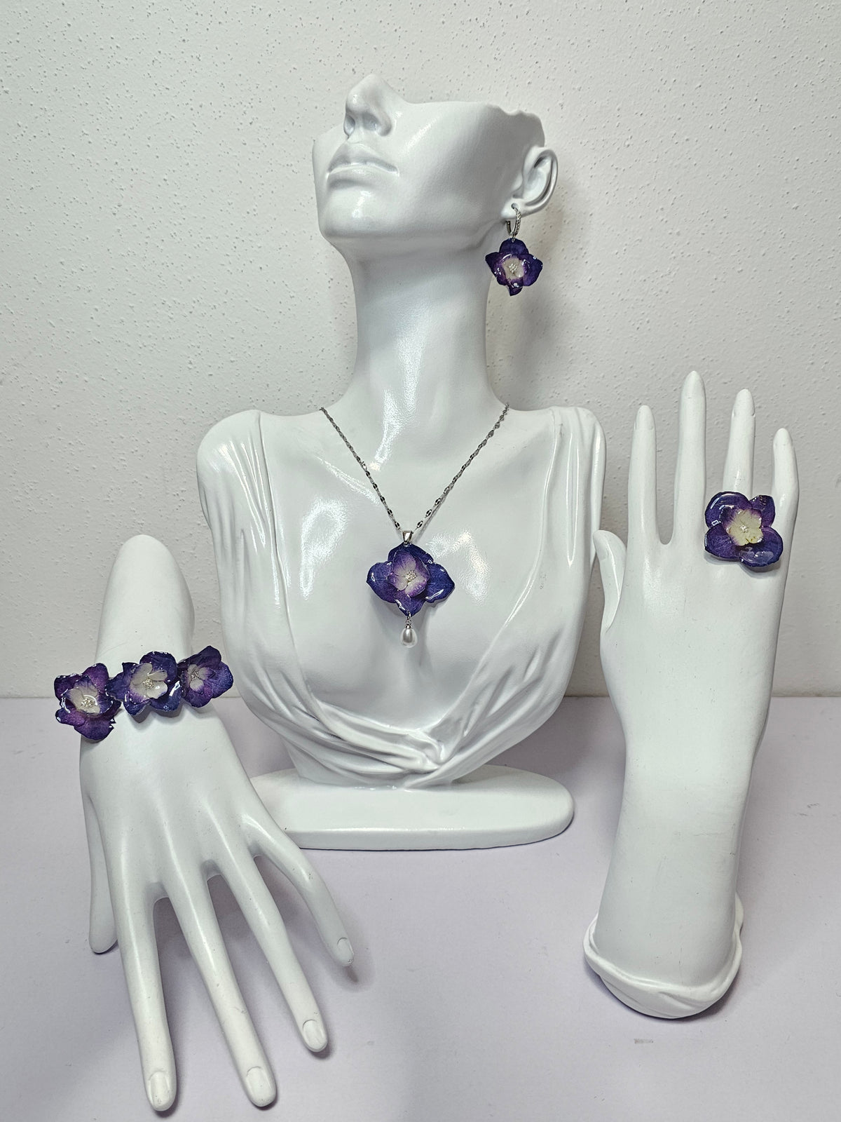Conjunto de Hortensia Morada artesanal con flor natural preservada; material: acero inoxidable