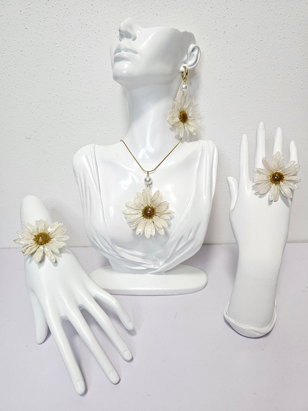 Conjunto de Margaritas artesanal con flor natural preservada; material: acero inoxidable
