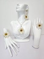 Conjunto de Margaritas artesanal con flor natural preservada; material: acero inoxidable