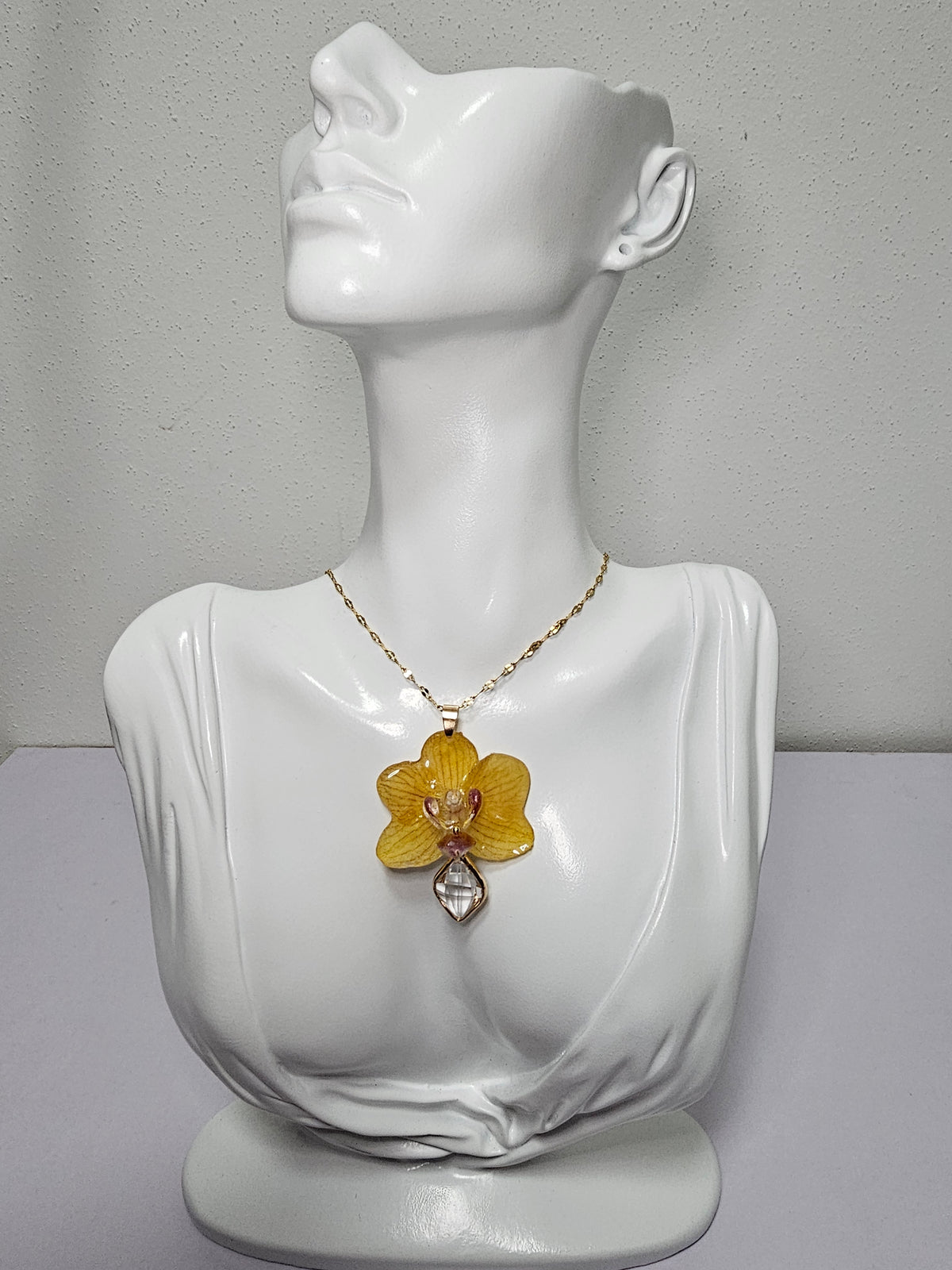 Collar de Mini Orquídea Amarilla artesanal con flor natural preservada; material: acero inoxidable — ISAMOR