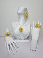 Conjunto de Mini Orquídea Amarilla artesanal con flor natural preservada; material: acero inoxidable