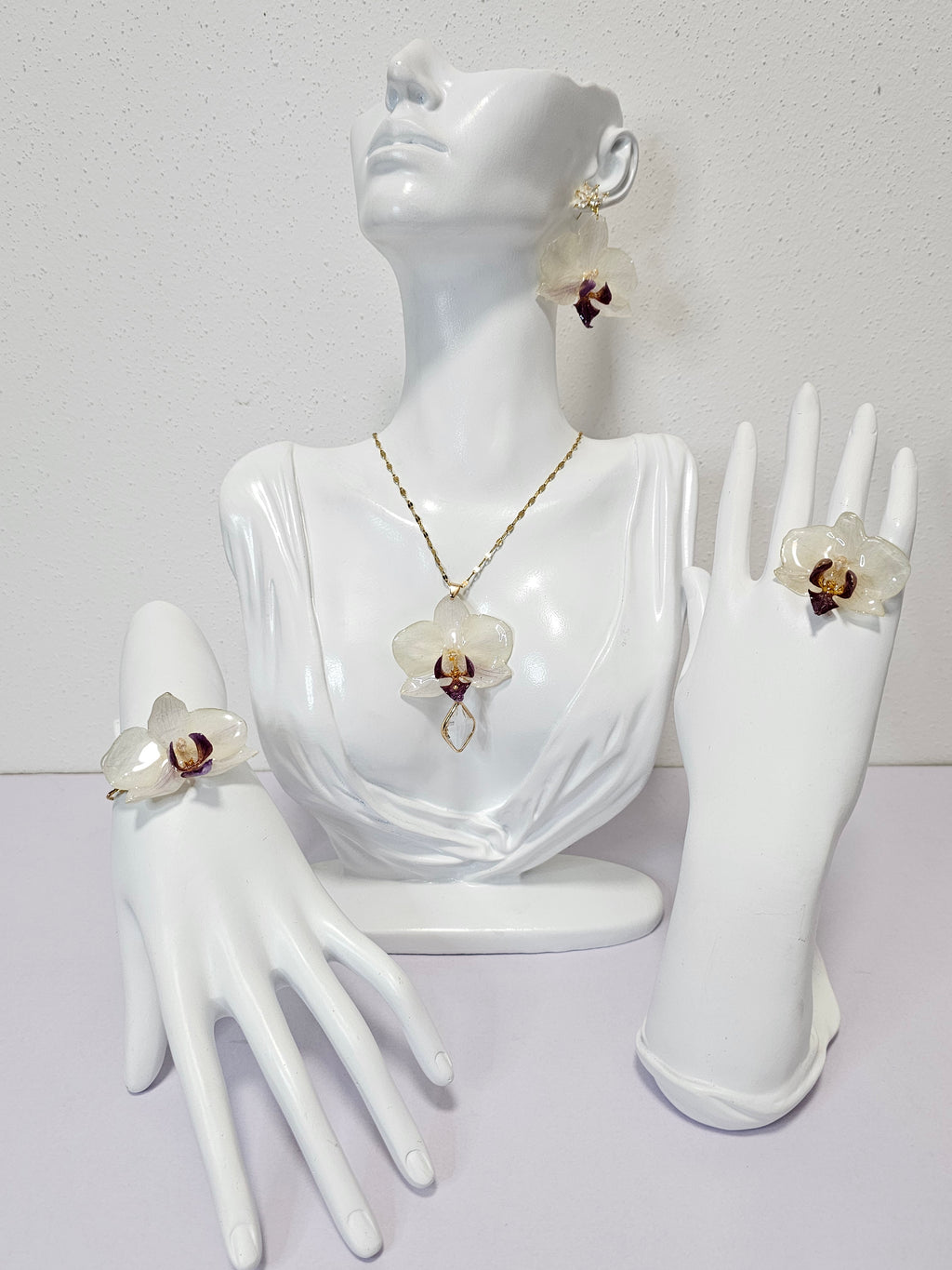 Conjunto de Mini Orquídea Blanca con Morado artesanal con flor natural preservada; material: acero inoxidable