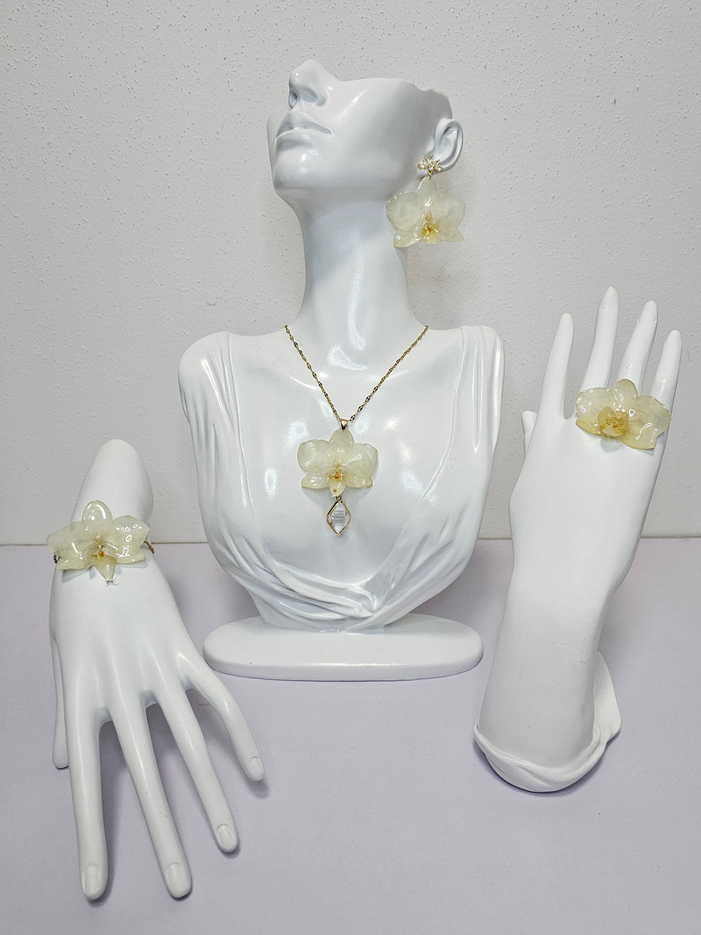 Conjunto de Mini Orquídea Blanca artesanal con flor natural preservada; material: acero inoxidable