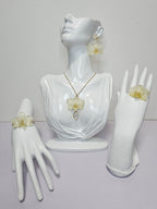 Conjunto de Mini Orquídea Blanca artesanal con flor natural preservada; material: acero inoxidable