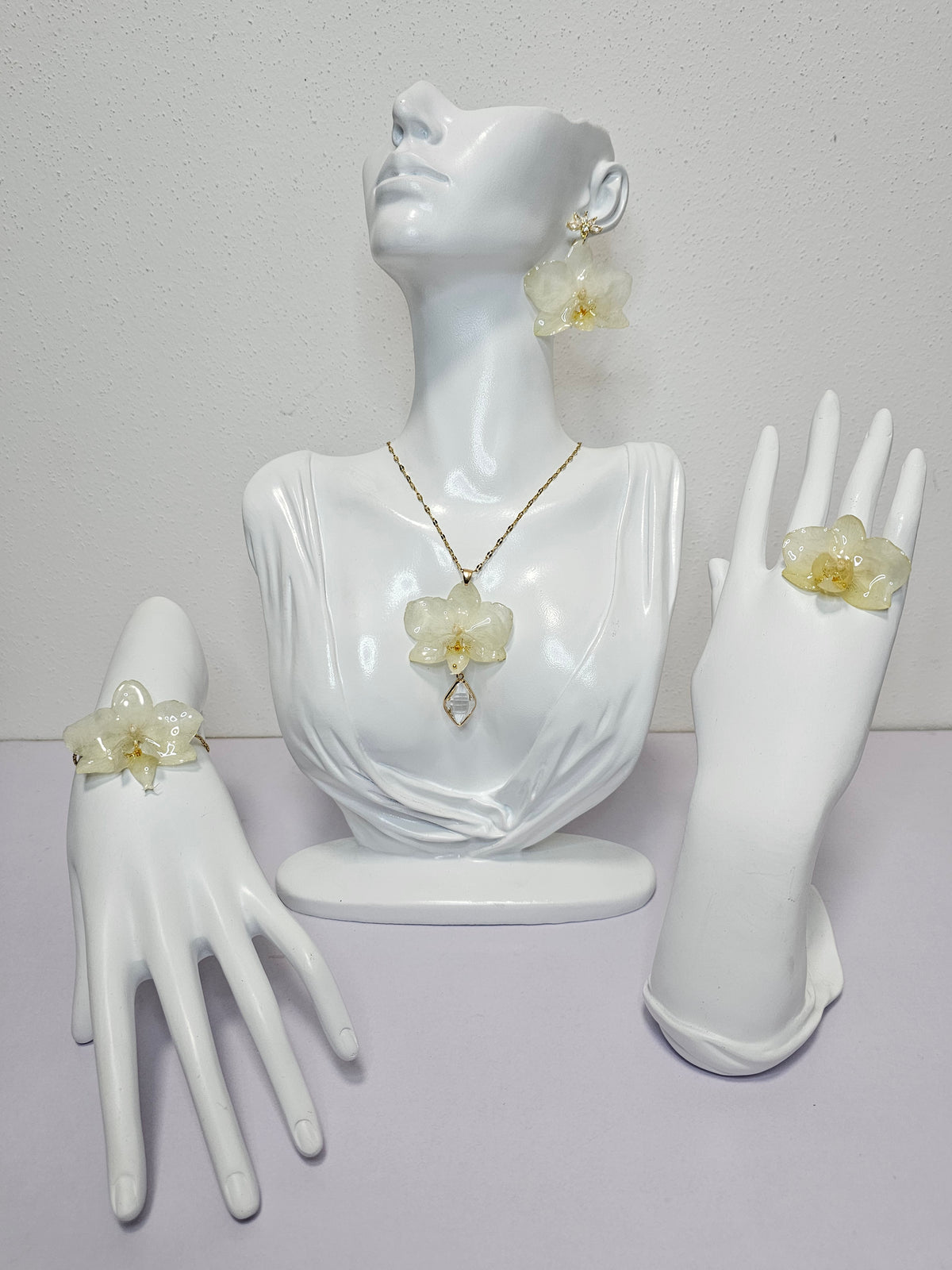 Conjunto de Mini Orquídea Blanca artesanal con flor natural preservada; material: acero inoxidable