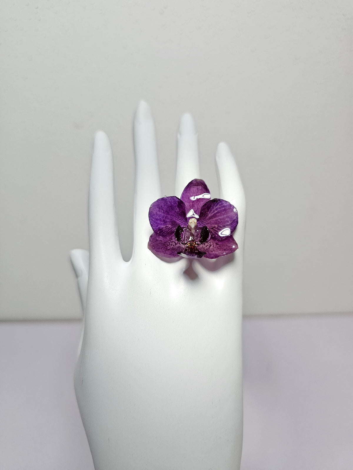 Anillo de Mini Orquídea Morada artesanal con flor natural preservada; material: acero inoxidable — ISAMOR