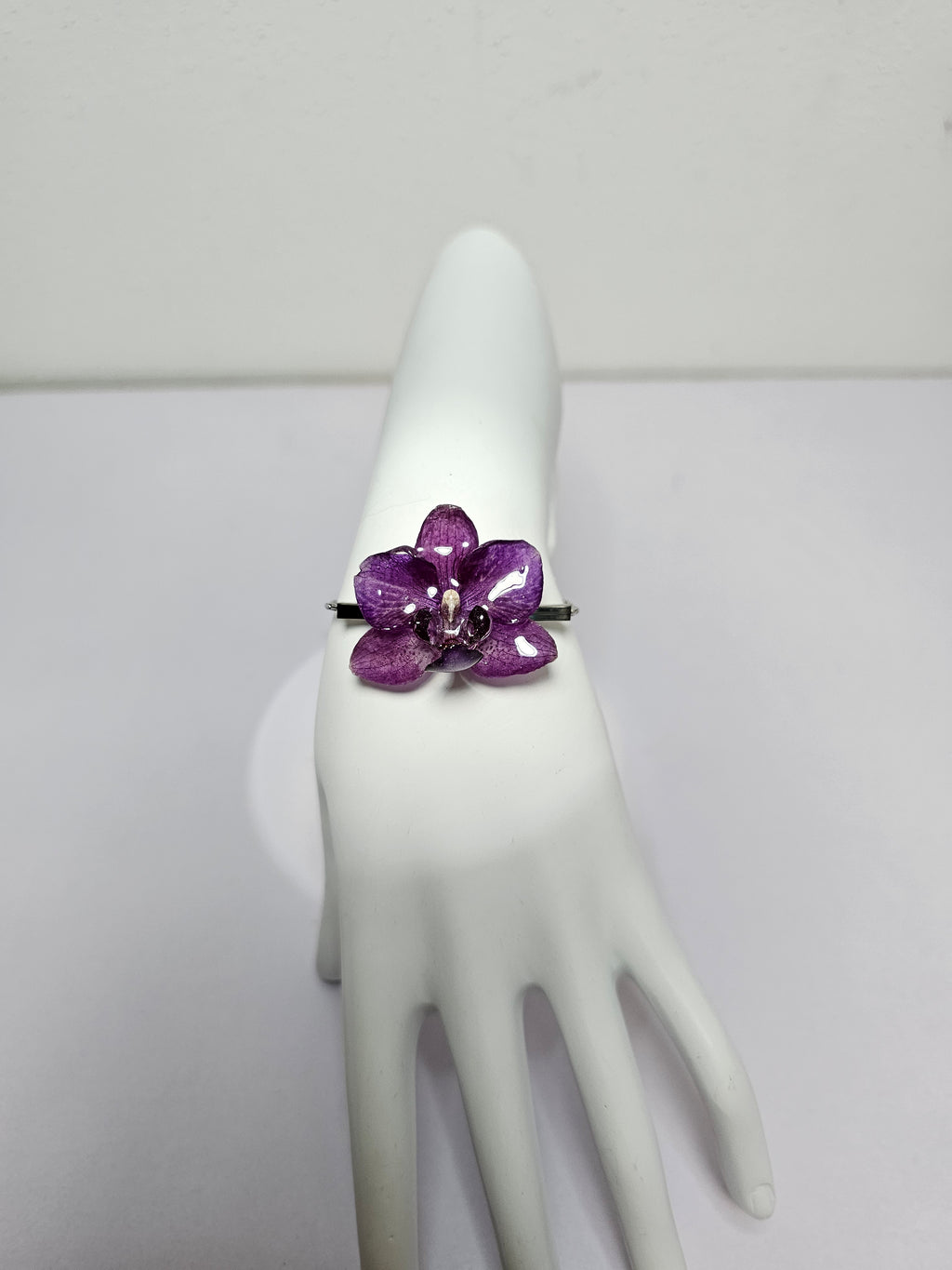 Pulsera de Mini Orquídea Morada artesanal con flor natural preservada; material: acero inoxidable — ISAMOR