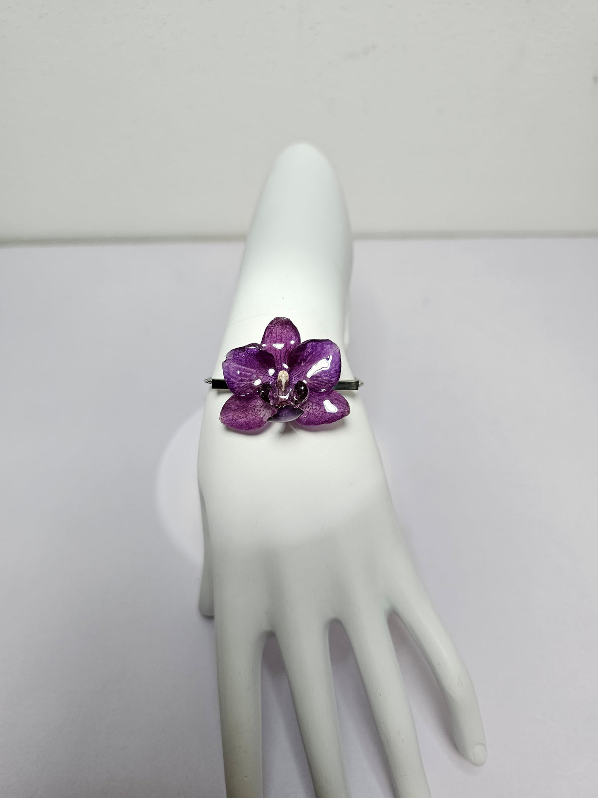 Pulsera de Mini Orquídea Morada artesanal con flor natural preservada; material: acero inoxidable — ISAMOR