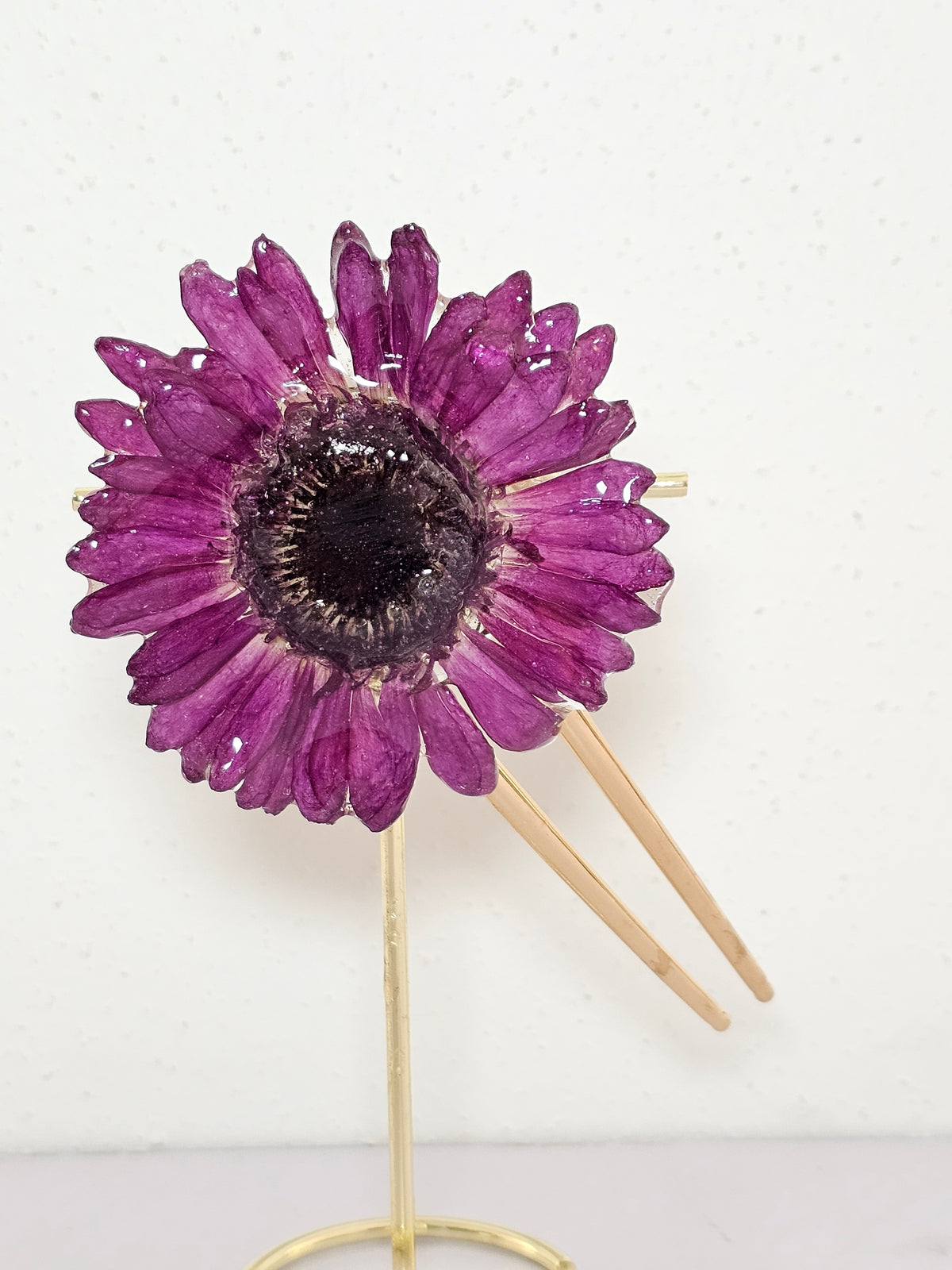 Peineta con Gerbera Morada artesanal con flor natural preservada; material: acero inoxidable