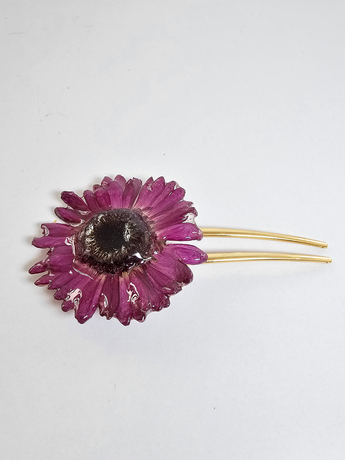 Peineta con Gerbera Morada artesanal con flor natural preservada; material: acero inoxidable, vista 2