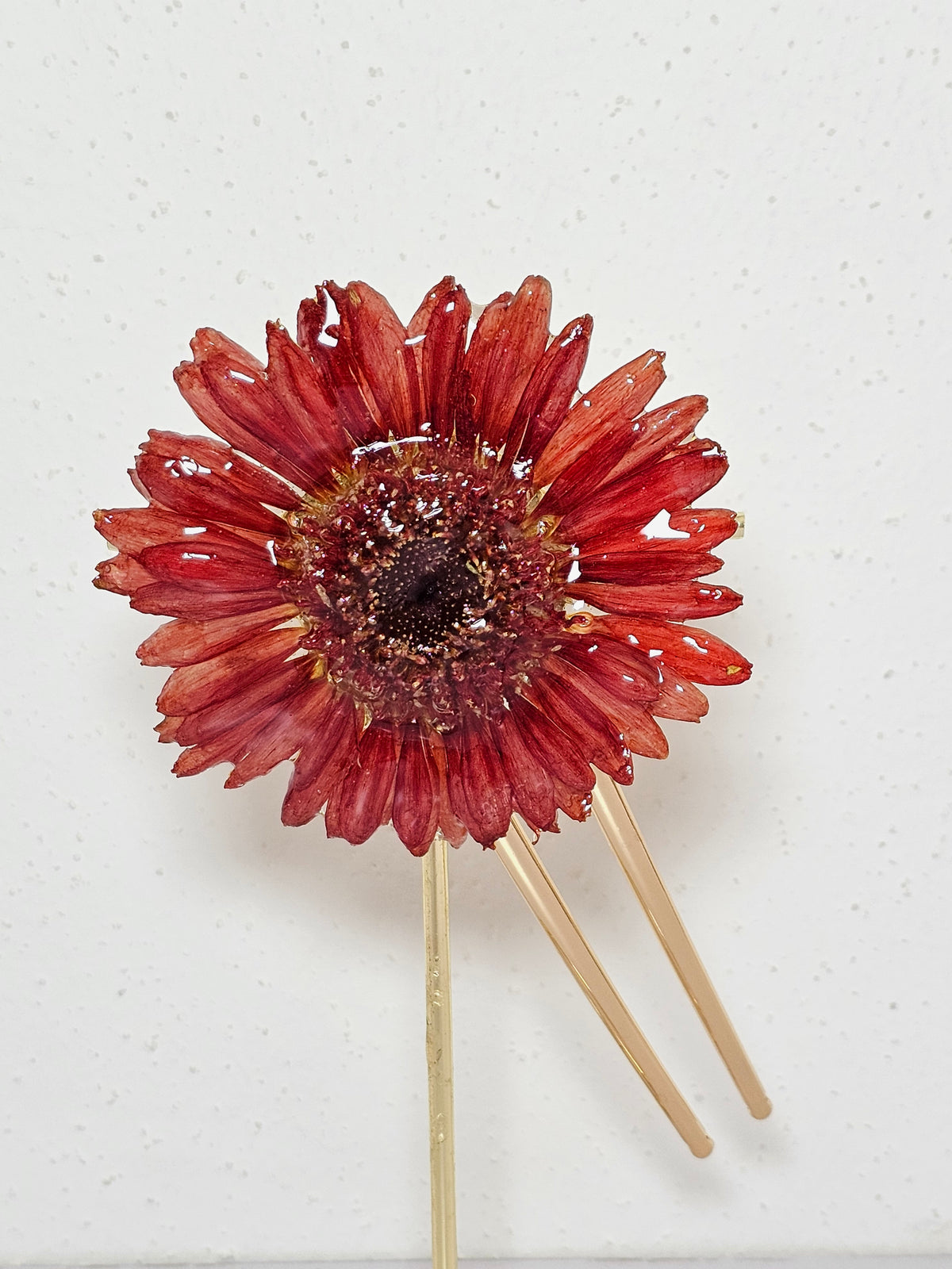 Peineta con Gerbera Naranja artesanal con flor natural preservada; material: acero inoxidable