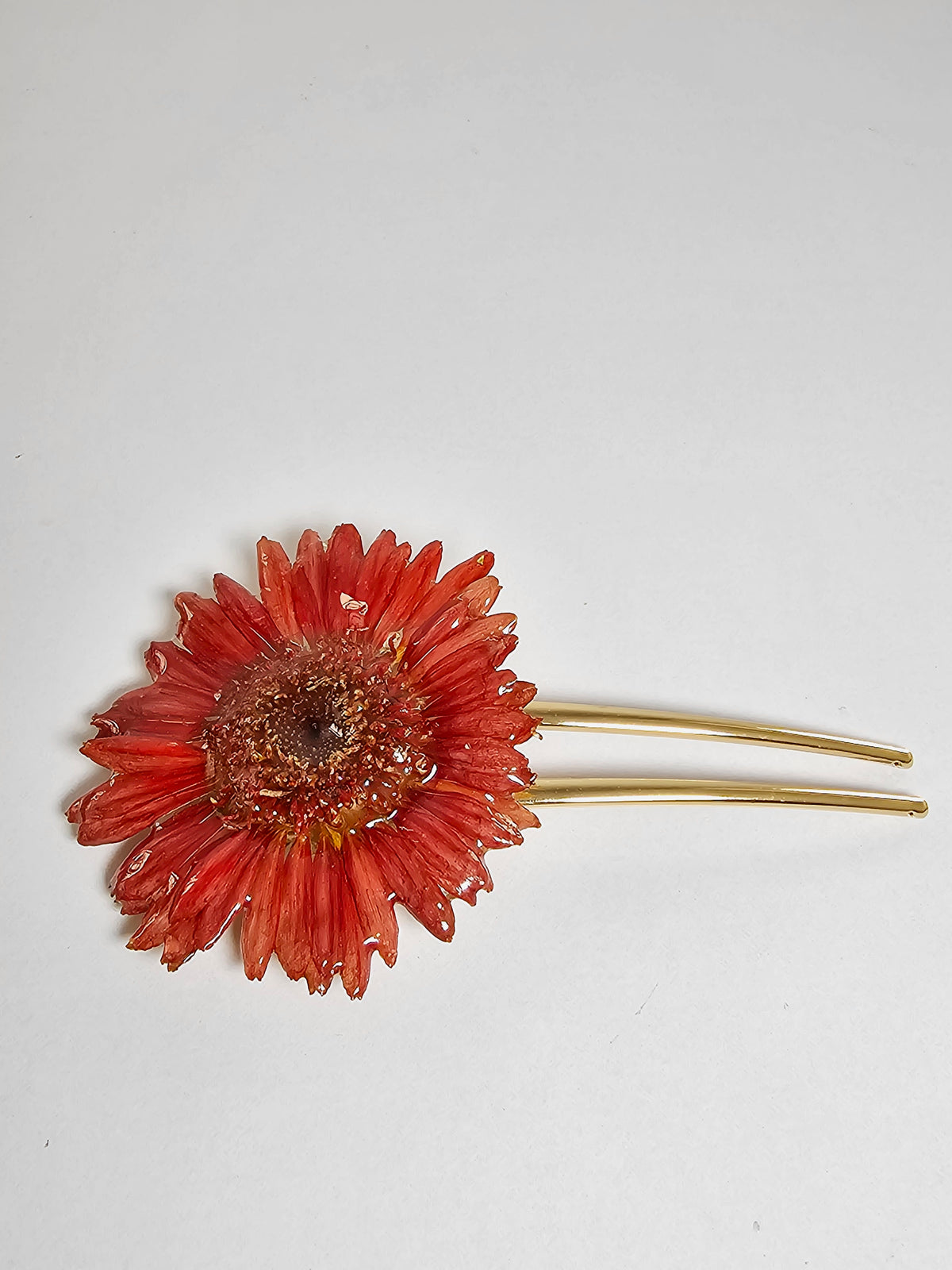 Peineta con Gerbera Naranja artesanal con flor natural preservada; material: acero inoxidable, vista 2