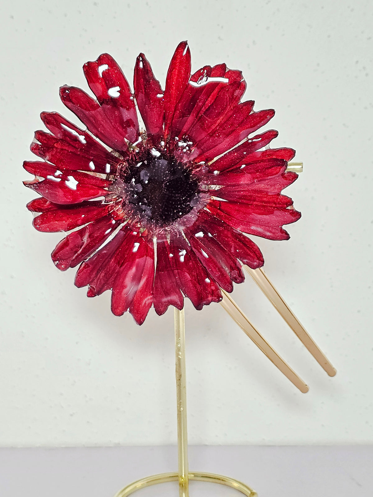 Peineta con Gerbera Roja artesanal con flor natural preservada; material: acero inoxidable