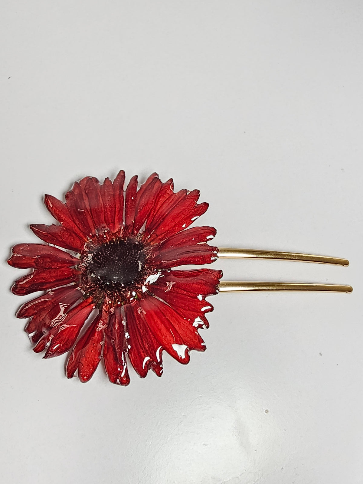 Peineta con Gerbera Roja artesanal con flor natural preservada; material: acero inoxidable, vista 2