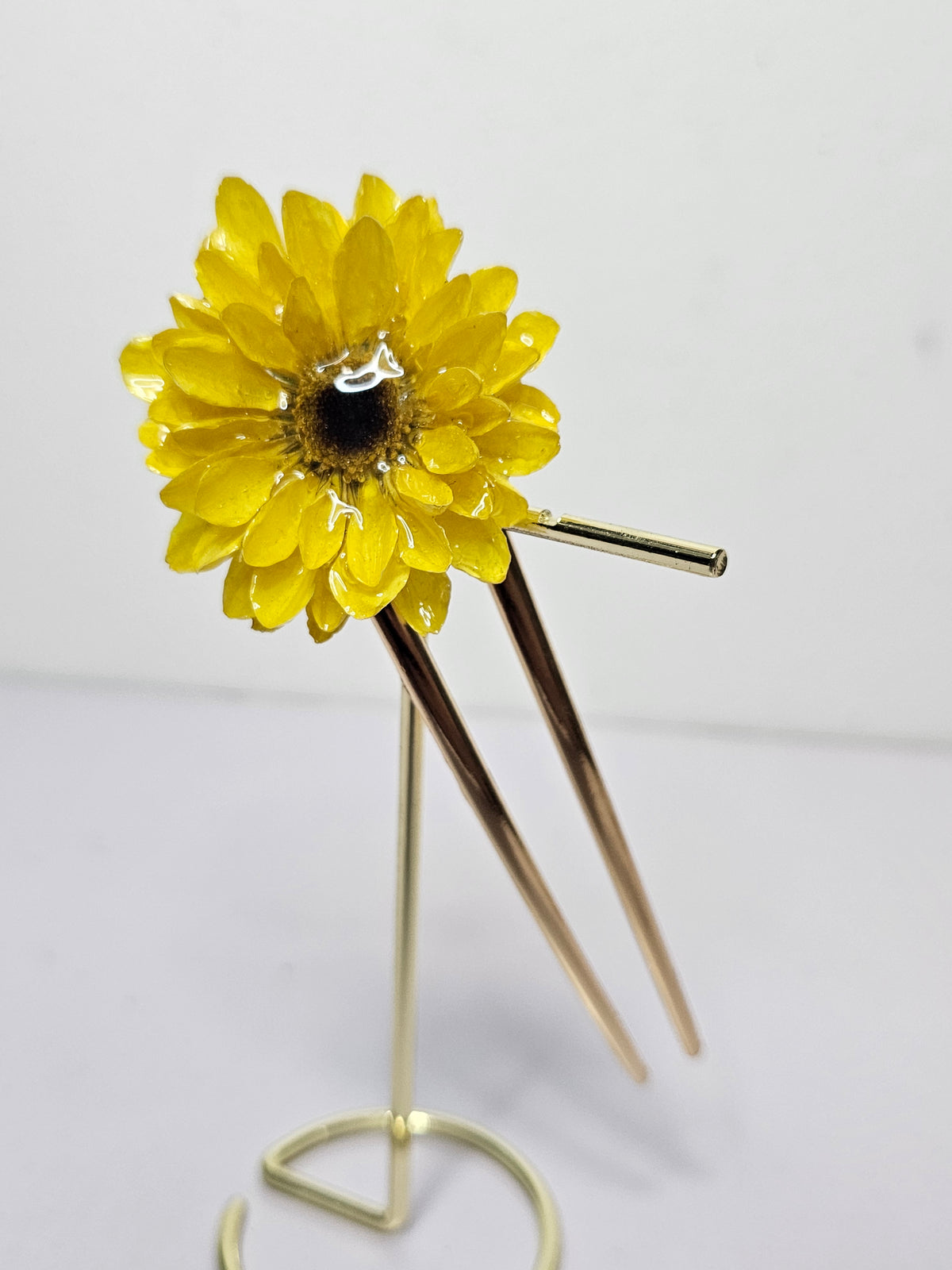 Peineta con Mini Girasol artesanal con flor natural preservada; material: acero inoxidable