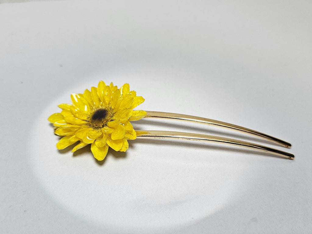 Peineta con Mini Girasol artesanal con flor natural preservada; material: acero inoxidable, vista 2