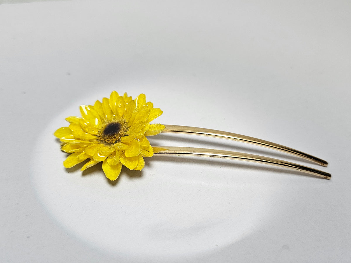 Peineta con Mini Girasol artesanal con flor natural preservada; material: acero inoxidable, vista 2