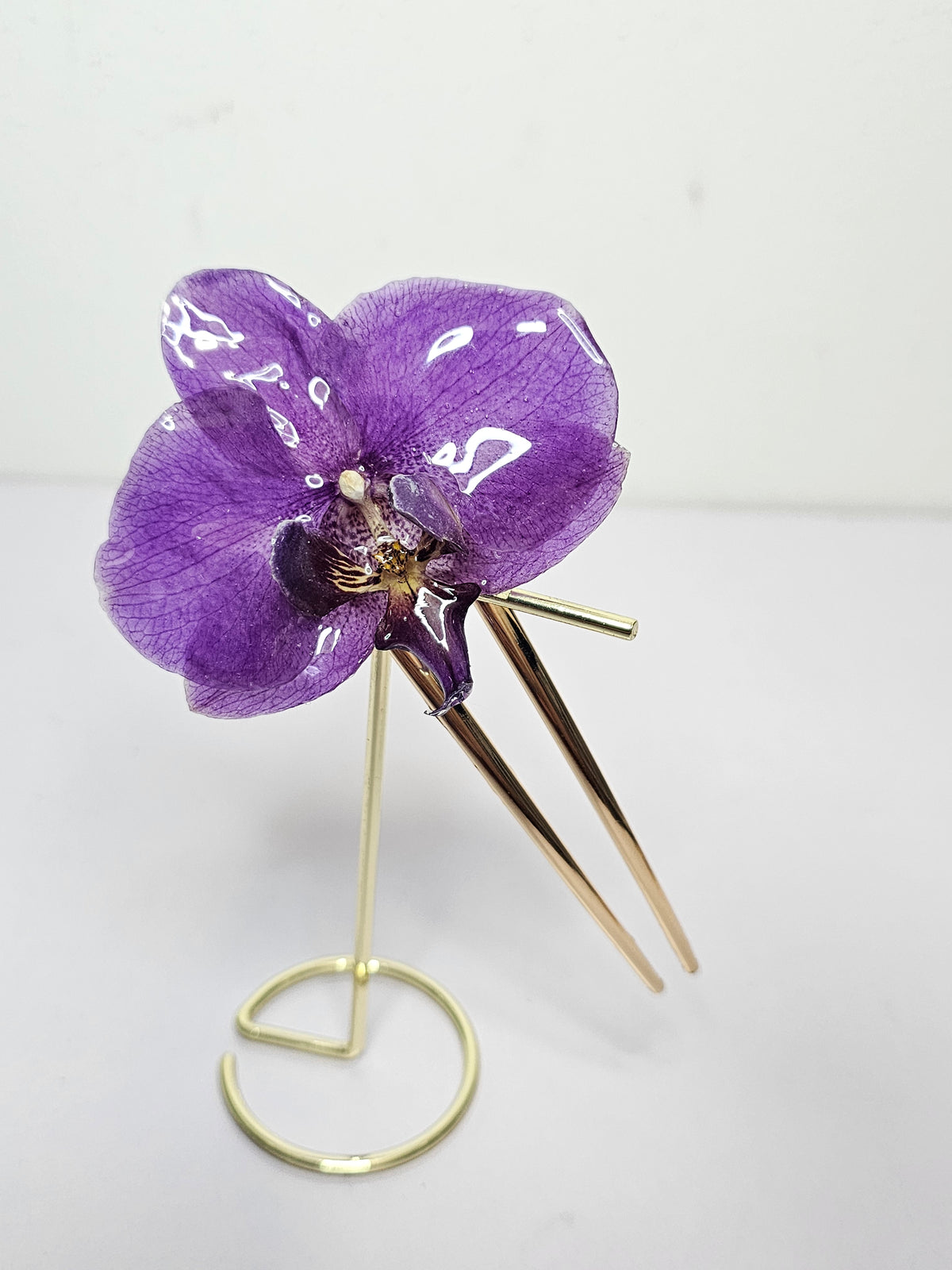 Peineta con Orquídea Morada artesanal con flor natural preservada; material: acero inoxidable