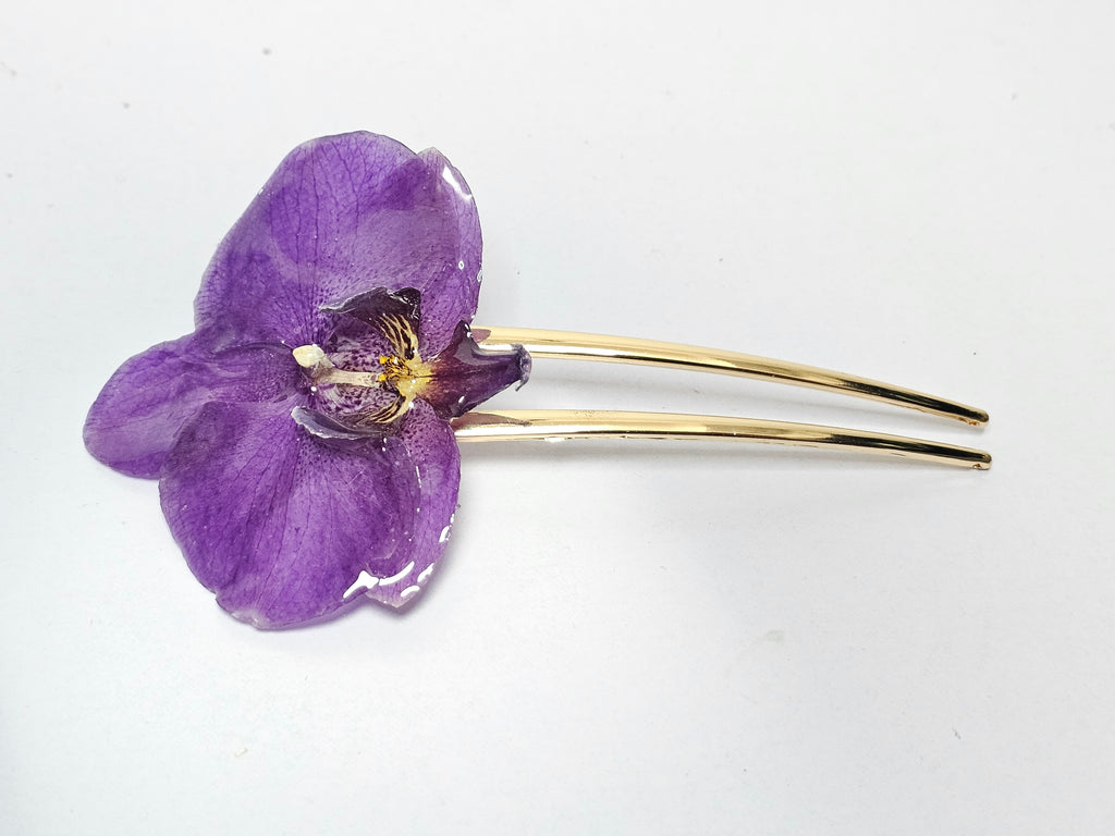 Peineta con Orquídea Morada artesanal con flor natural preservada; material: acero inoxidable, vista 2